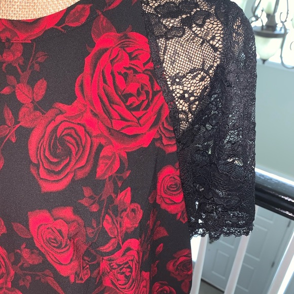 NWT Torrid Rose Print Top in SZ 1 with Lacy Arms - Picture 2 of 3